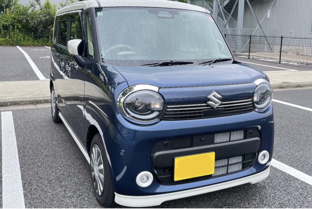 インディゴブルーとホワイトの軽自動車を前方から見た写真